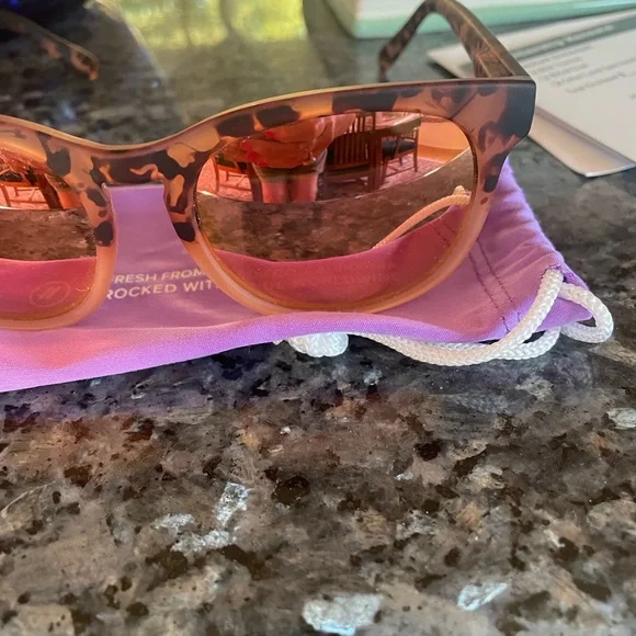 Blenders Heart Rush Eyewear Polarized Sun Glasses - Picture 4 of 11